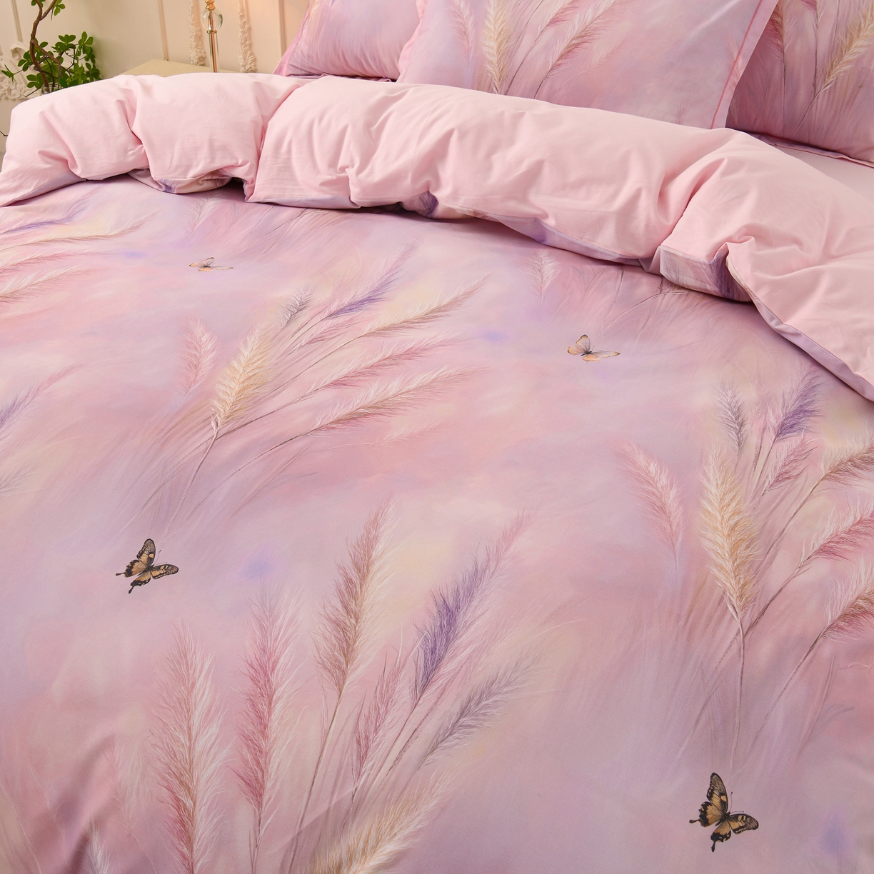 91家纺网 家纺一手货源 找家纺 润淳家居 2025新款全棉生态磨毛数码印花四件套 岸边蝴蝶 紫