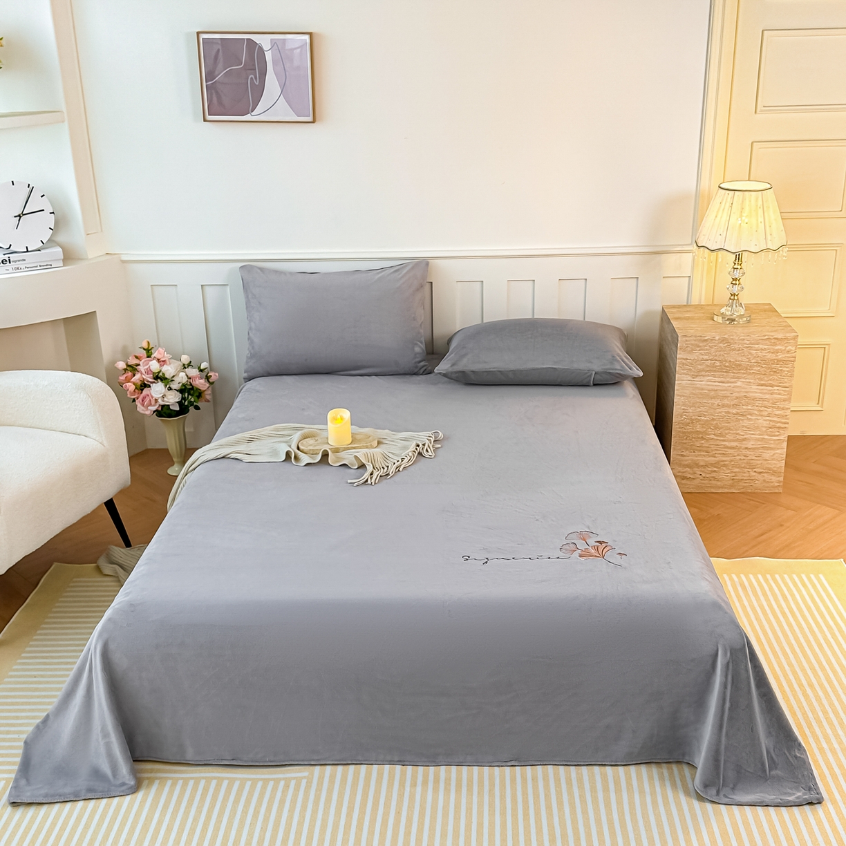 91家纺网 家纺一手货源 找家纺 芙绣家纺 2025新款牛奶绒刺绣床单 紫藤灰