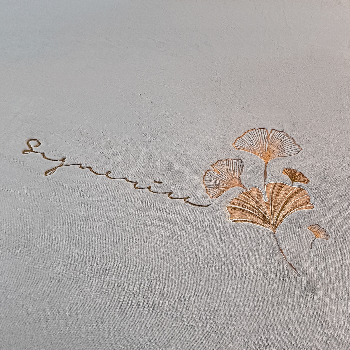 91家纺网 家纺一手货源 找家纺 芙绣家纺 2025新款牛奶绒刺绣床单 紫藤灰