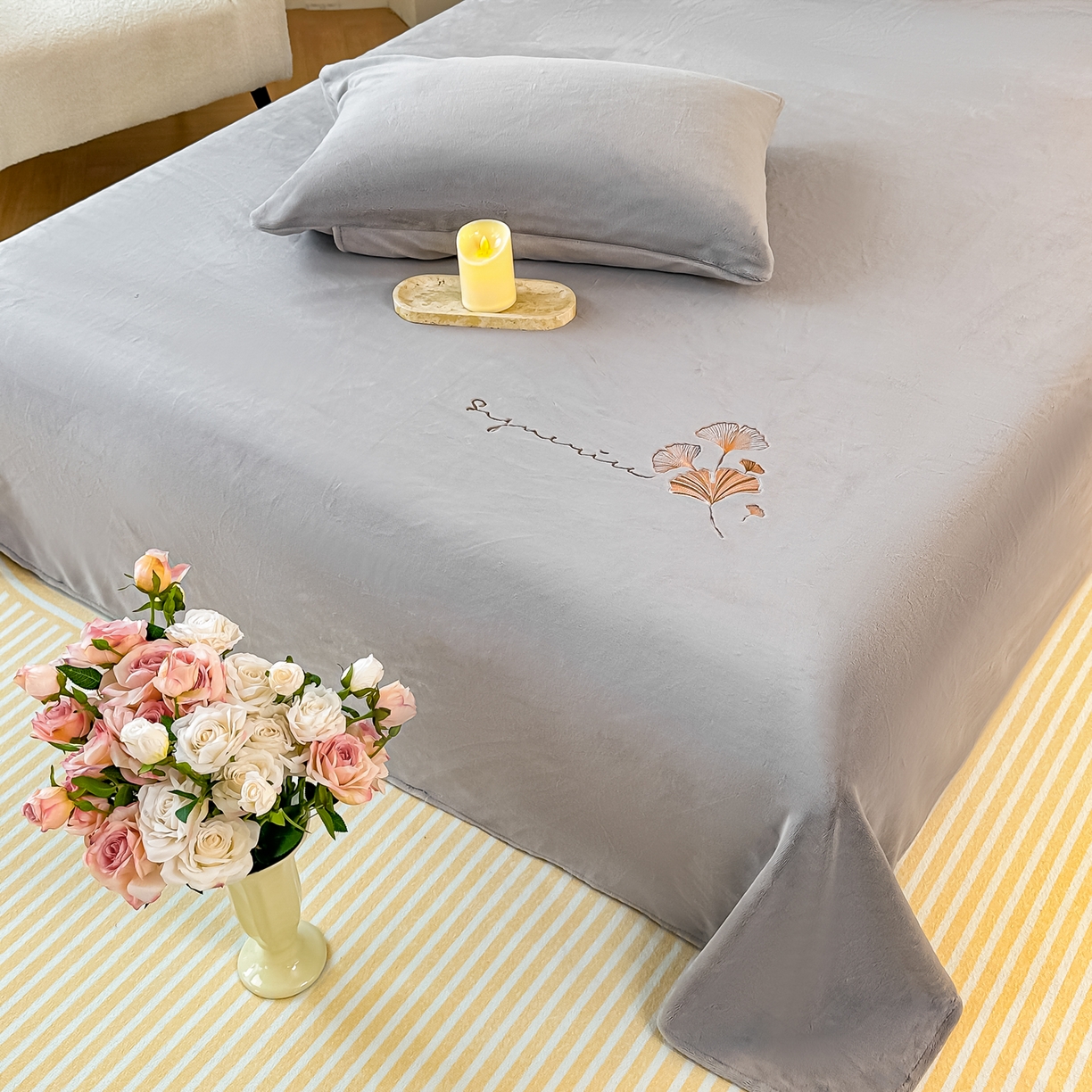 91家纺网 家纺一手货源 找家纺 芙绣家纺 2025新款牛奶绒刺绣床单 紫藤灰