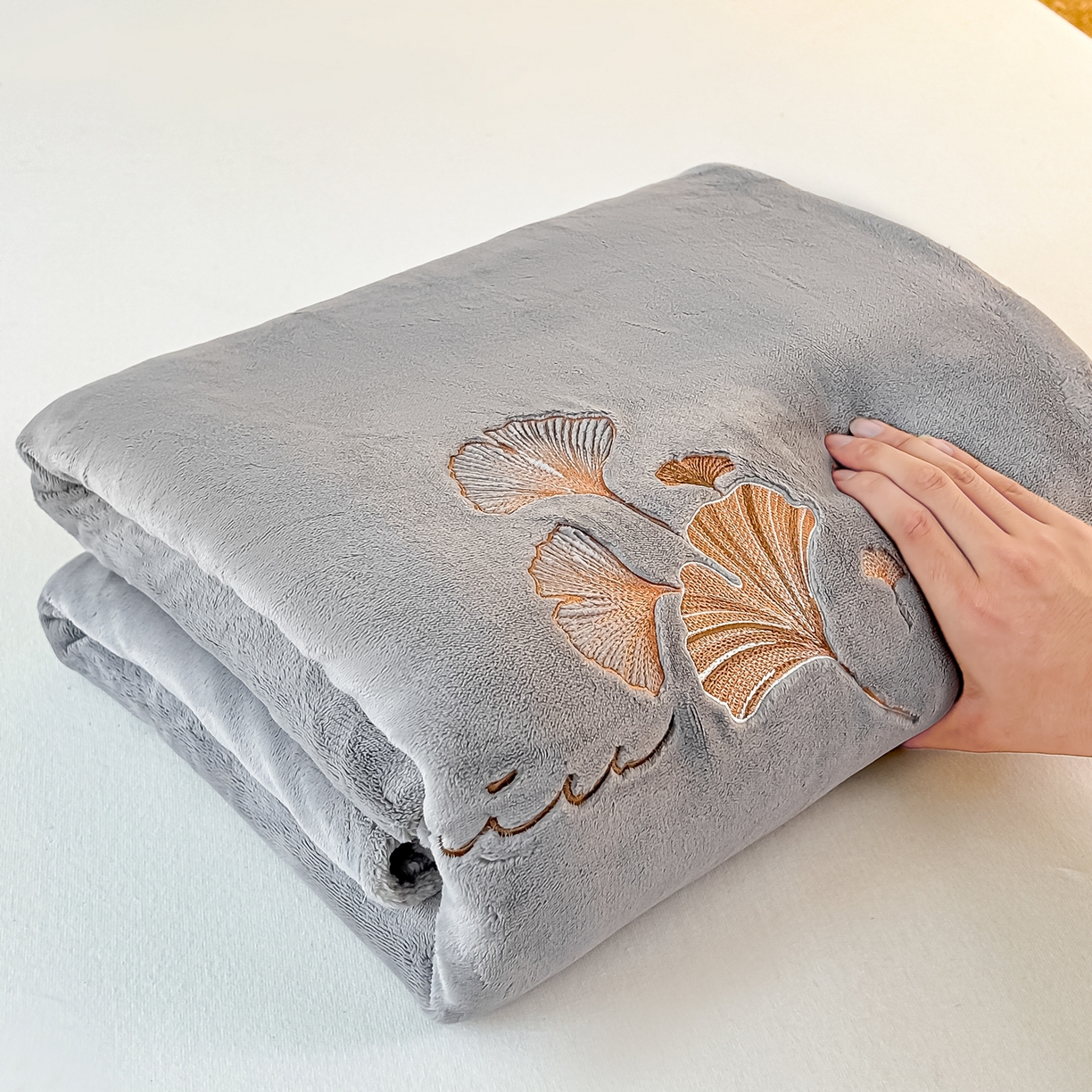 91家纺网 家纺一手货源 找家纺 芙绣家纺 2025新款牛奶绒刺绣床单 紫藤灰