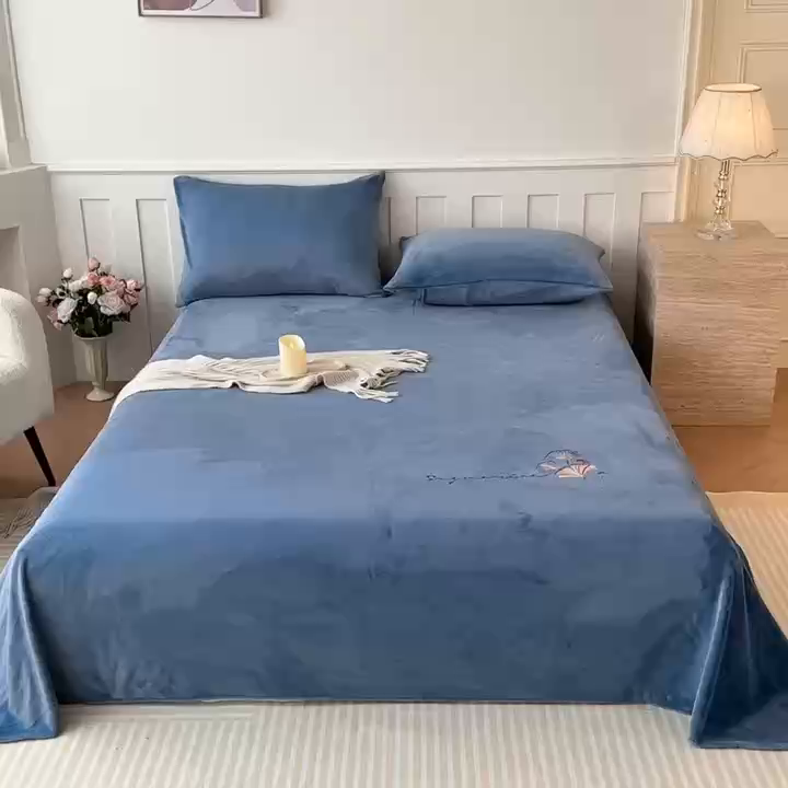 91家纺网 家纺一手货源 找家纺 芙绣家纺 2025新款牛奶绒刺绣床单 宾利蓝