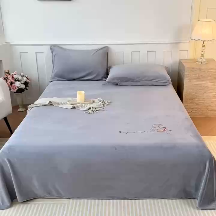 91家纺网 家纺一手货源 找家纺 芙绣家纺 2025新款牛奶绒刺绣床单 紫藤灰