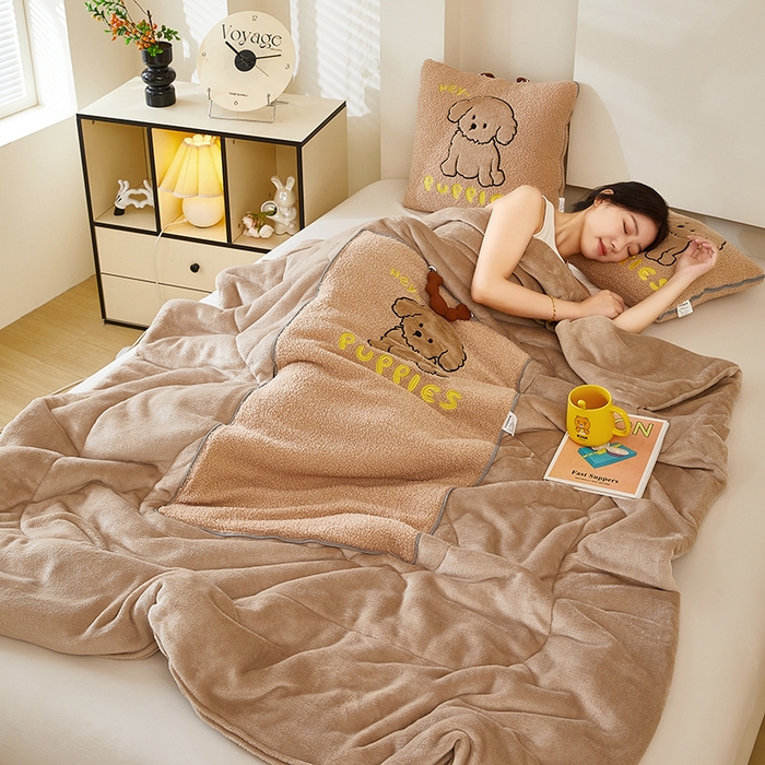 91家纺网 家纺一手货源 找家纺 伊可爱2025新款秋冬泰迪绒卡通贴布绣提手抱枕被-贝宝 贝宝-浅卡其