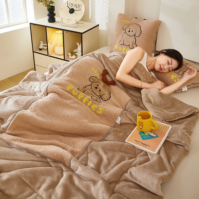 91家纺网 家纺一手货源 找家纺 伊可爱2025新款秋冬泰迪绒卡通贴布绣提手抱枕被-贝宝 贝宝-浅卡其