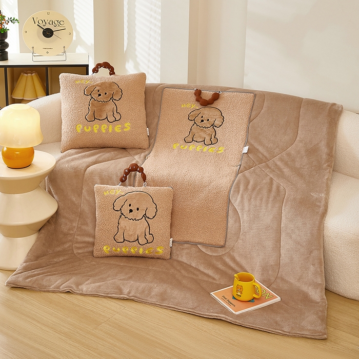 91家纺网 家纺一手货源 找家纺 伊可爱2025新款秋冬泰迪绒卡通贴布绣提手抱枕被-贝宝 贝宝-浅卡其