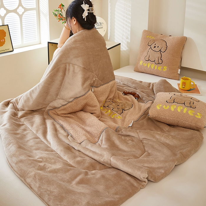 91家纺网 家纺一手货源 找家纺 伊可爱2025新款秋冬泰迪绒卡通贴布绣提手抱枕被-贝宝 贝宝-浅卡其