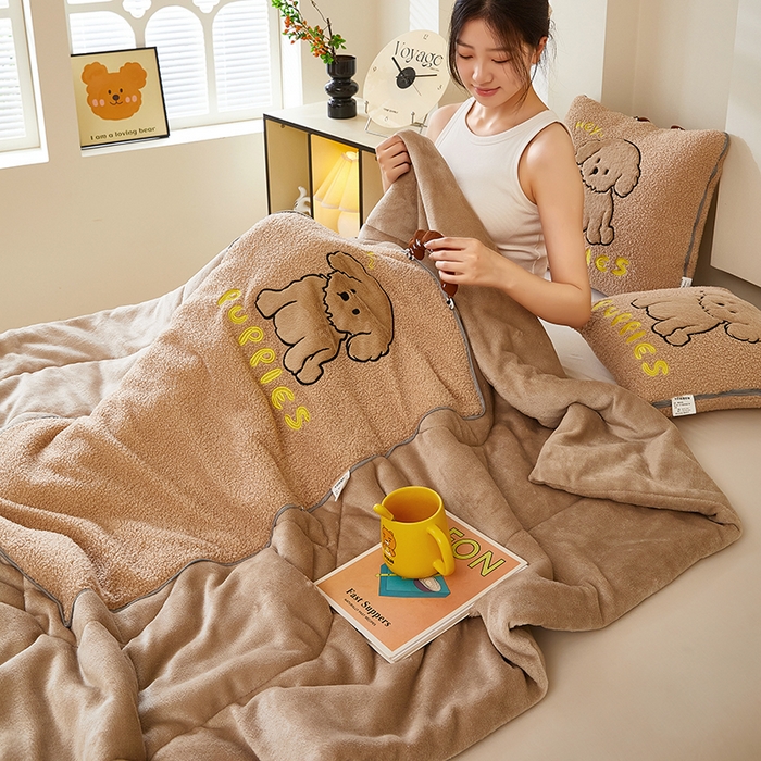 91家纺网 家纺一手货源 找家纺 伊可爱2025新款秋冬泰迪绒卡通贴布绣提手抱枕被-贝宝 贝宝-浅卡其