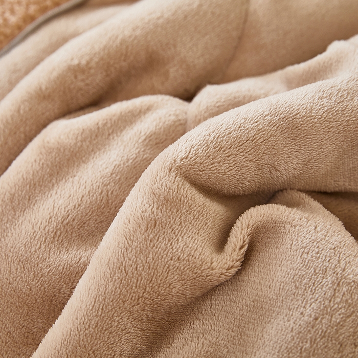 91家纺网 家纺一手货源 找家纺 伊可爱2025新款秋冬泰迪绒卡通贴布绣提手抱枕被-贝宝 贝宝-浅卡其