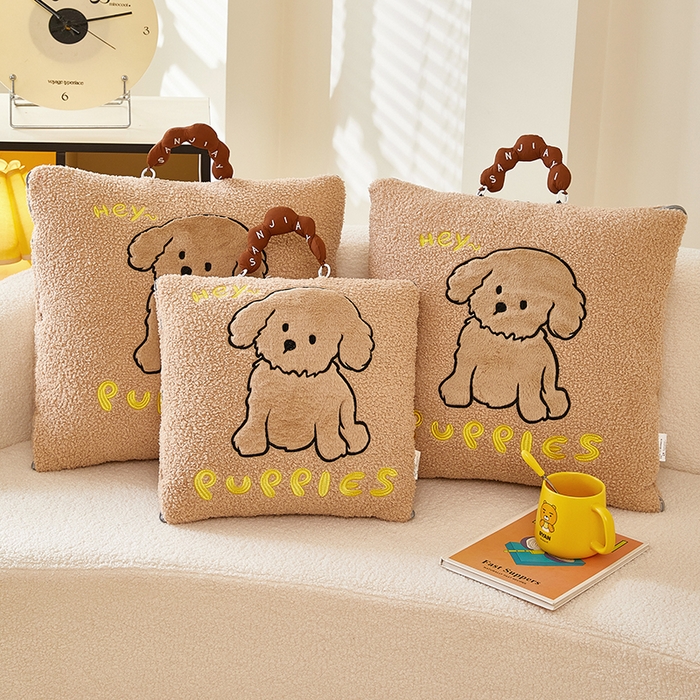 91家纺网 家纺一手货源 找家纺 伊可爱2025新款秋冬泰迪绒卡通贴布绣提手抱枕被-贝宝 贝宝-浅卡其