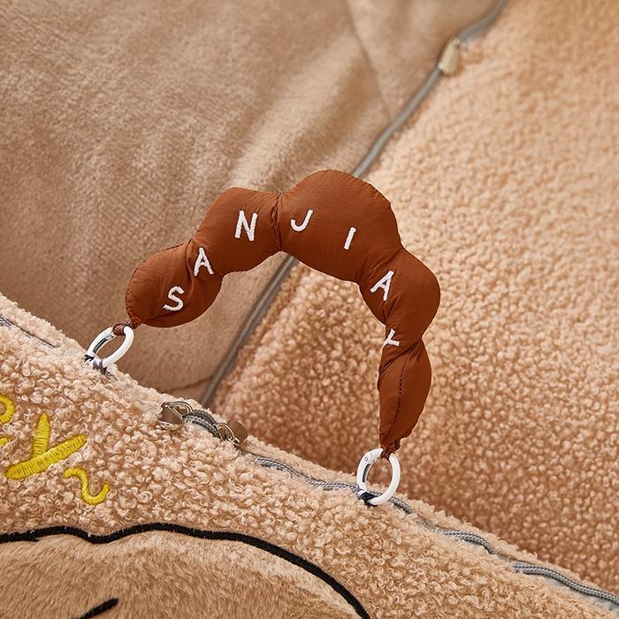 91家纺网 家纺一手货源 找家纺 伊可爱2025新款秋冬泰迪绒卡通贴布绣提手抱枕被-贝宝 贝宝-浅卡其