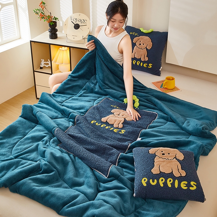 91家纺网 家纺一手货源 找家纺 伊可爱2025新款秋冬泰迪绒卡通贴布绣提手抱枕被-贝宝 贝宝-深雀蓝