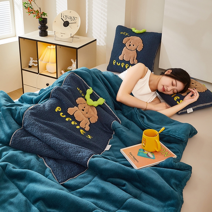 91家纺网 家纺一手货源 找家纺 伊可爱2025新款秋冬泰迪绒卡通贴布绣提手抱枕被-贝宝 贝宝-深雀蓝