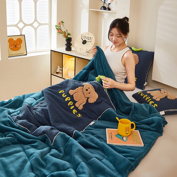 91家纺网 家纺一手货源 找家纺 伊可爱2025新款秋冬泰迪绒卡通贴布绣提手抱枕被-贝宝 贝宝-深雀蓝