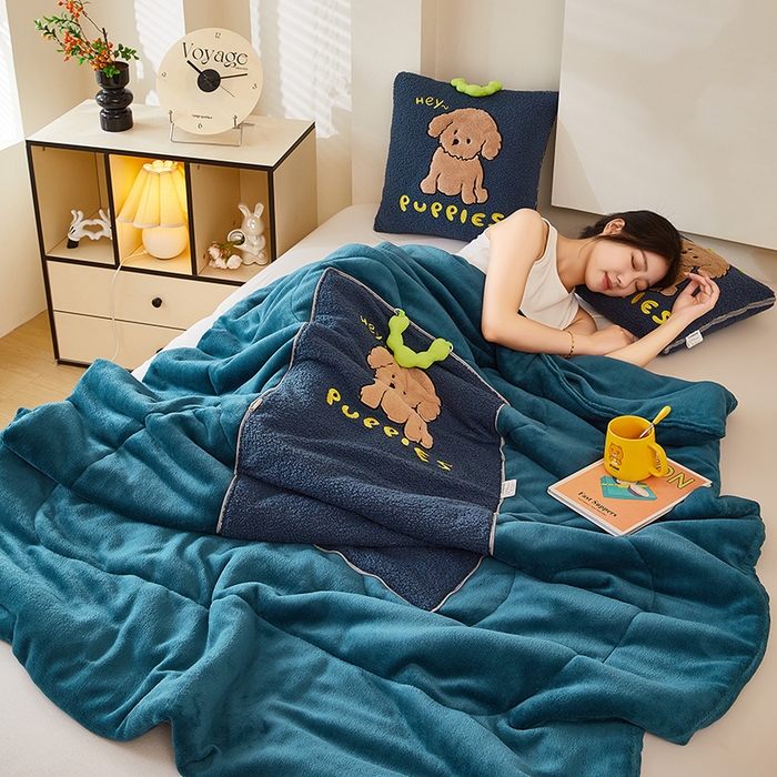 91家纺网 家纺一手货源 找家纺 伊可爱2025新款秋冬泰迪绒卡通贴布绣提手抱枕被-贝宝 贝宝-深雀蓝