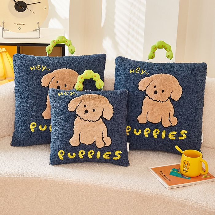 91家纺网 家纺一手货源 找家纺 伊可爱2025新款秋冬泰迪绒卡通贴布绣提手抱枕被-贝宝 贝宝-深雀蓝