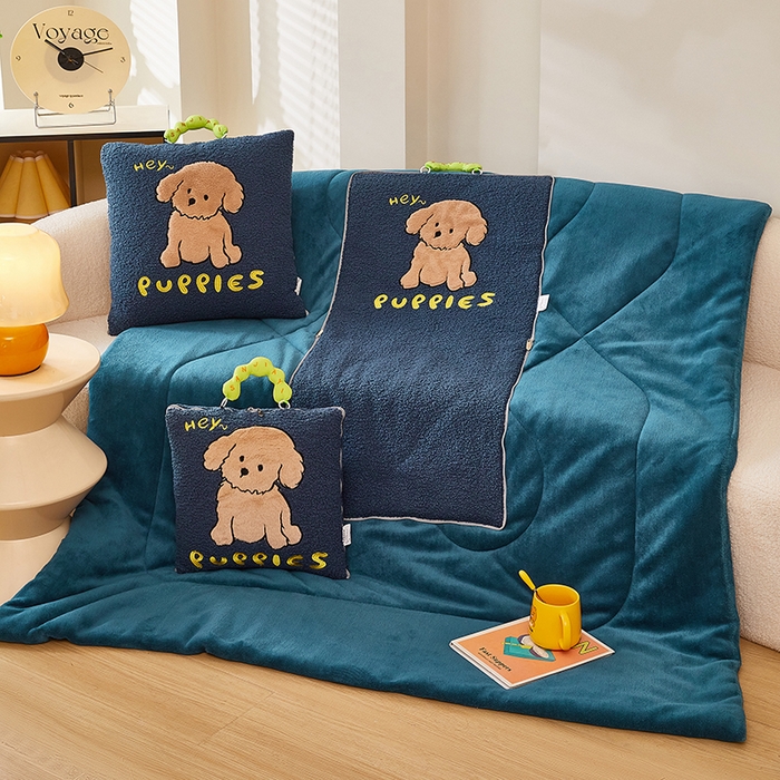 91家纺网 家纺一手货源 找家纺 伊可爱2025新款秋冬泰迪绒卡通贴布绣提手抱枕被-贝宝 贝宝-深雀蓝