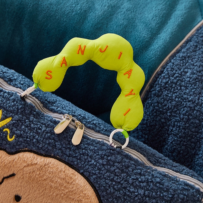 91家纺网 家纺一手货源 找家纺 伊可爱2025新款秋冬泰迪绒卡通贴布绣提手抱枕被-贝宝 贝宝-深雀蓝