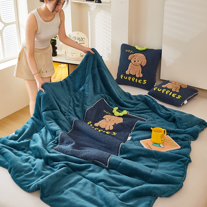 91家纺网 家纺一手货源 找家纺 伊可爱2025新款秋冬泰迪绒卡通贴布绣提手抱枕被-贝宝 贝宝-深雀蓝