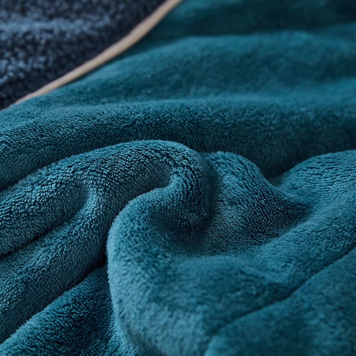 91家纺网 家纺一手货源 找家纺 伊可爱2025新款秋冬泰迪绒卡通贴布绣提手抱枕被-贝宝 贝宝-深雀蓝