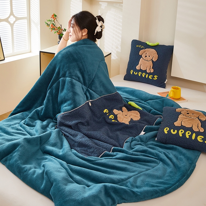 91家纺网 家纺一手货源 找家纺 伊可爱2025新款秋冬泰迪绒卡通贴布绣提手抱枕被-贝宝 贝宝-深雀蓝