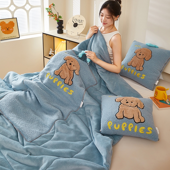 91家纺网 家纺一手货源 找家纺 伊可爱2025新款秋冬泰迪绒卡通贴布绣提手抱枕被-贝宝 贝宝-天空蓝