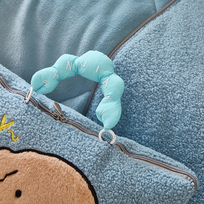 91家纺网 家纺一手货源 找家纺 伊可爱2025新款秋冬泰迪绒卡通贴布绣提手抱枕被-贝宝 贝宝-天空蓝