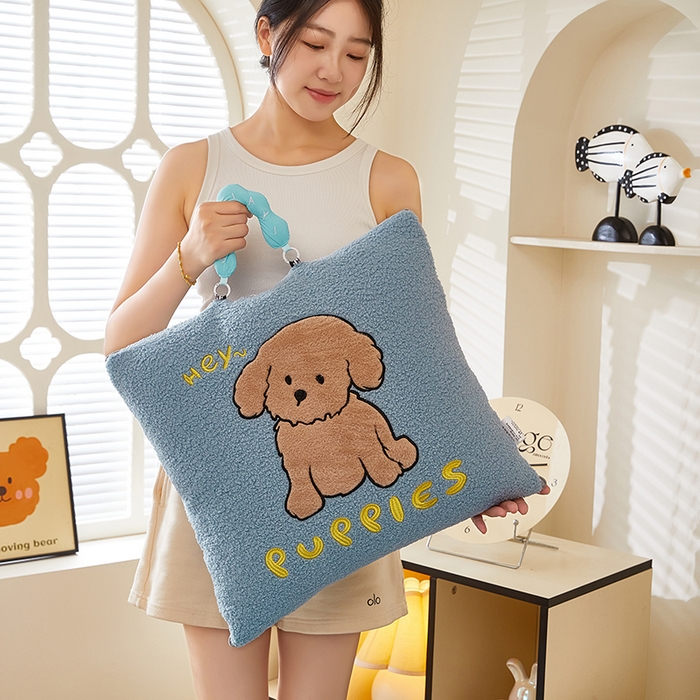 91家纺网 家纺一手货源 找家纺 伊可爱2025新款秋冬泰迪绒卡通贴布绣提手抱枕被-贝宝 贝宝-天空蓝