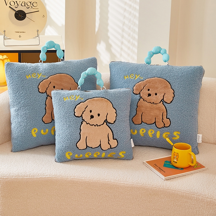 91家纺网 家纺一手货源 找家纺 伊可爱2025新款秋冬泰迪绒卡通贴布绣提手抱枕被-贝宝 贝宝-天空蓝