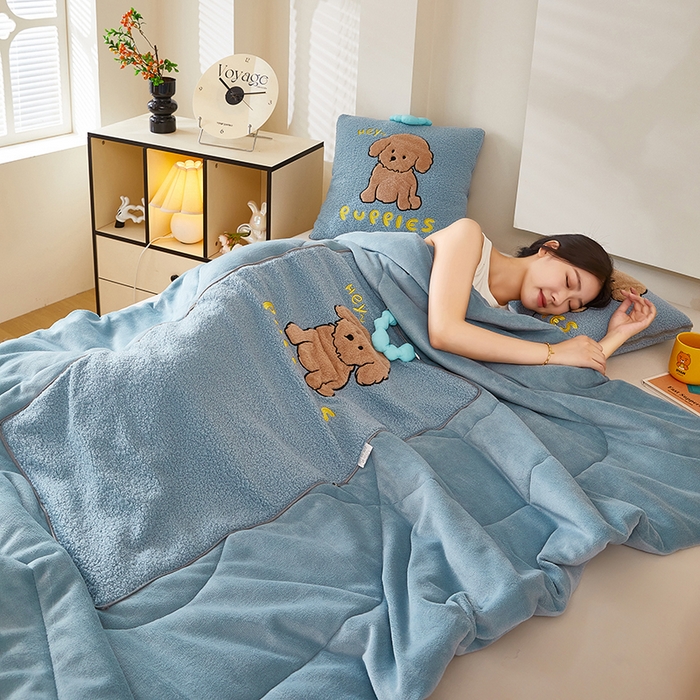 91家纺网 家纺一手货源 找家纺 伊可爱2025新款秋冬泰迪绒卡通贴布绣提手抱枕被-贝宝 贝宝-天空蓝