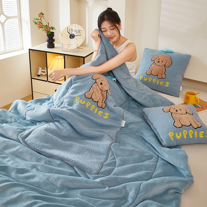 91家纺网 家纺一手货源 找家纺 伊可爱2025新款秋冬泰迪绒卡通贴布绣提手抱枕被-贝宝 贝宝-天空蓝