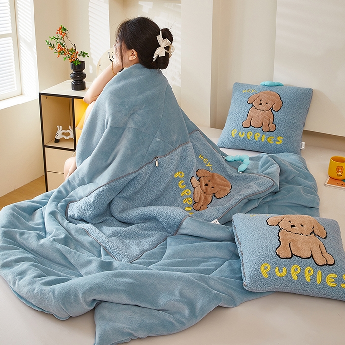 91家纺网 家纺一手货源 找家纺 伊可爱2025新款秋冬泰迪绒卡通贴布绣提手抱枕被-贝宝 贝宝-天空蓝