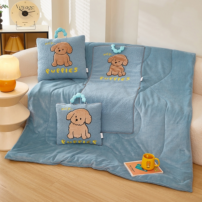 91家纺网 家纺一手货源 找家纺 伊可爱2025新款秋冬泰迪绒卡通贴布绣提手抱枕被-贝宝 贝宝-天空蓝