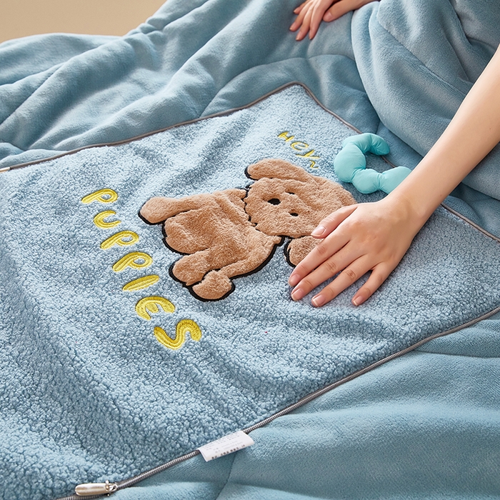 91家纺网 家纺一手货源 找家纺 伊可爱2025新款秋冬泰迪绒卡通贴布绣提手抱枕被-贝宝 贝宝-天空蓝