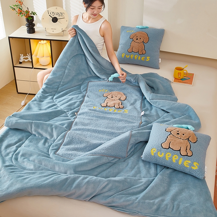 91家纺网 家纺一手货源 找家纺 伊可爱2025新款秋冬泰迪绒卡通贴布绣提手抱枕被-贝宝 贝宝-天空蓝