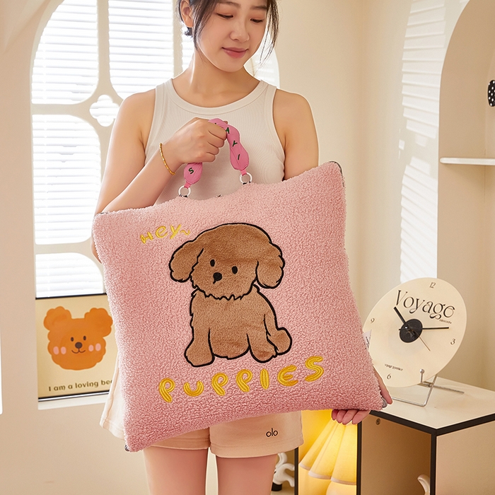 91家纺网 家纺一手货源 找家纺 伊可爱2025新款秋冬泰迪绒卡通贴布绣提手抱枕被-贝宝 贝宝-甜蜜粉