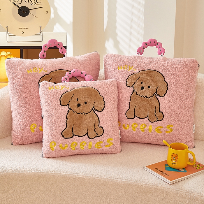 91家纺网 家纺一手货源 找家纺 伊可爱2025新款秋冬泰迪绒卡通贴布绣提手抱枕被-贝宝 贝宝-甜蜜粉