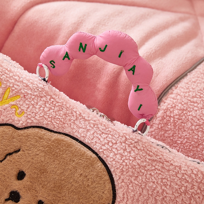 91家纺网 家纺一手货源 找家纺 伊可爱2025新款秋冬泰迪绒卡通贴布绣提手抱枕被-贝宝 贝宝-甜蜜粉