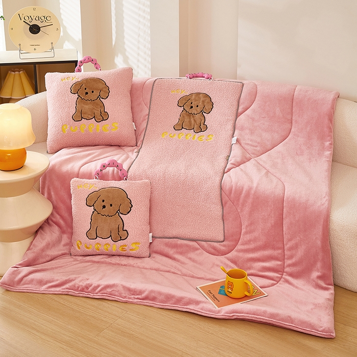 91家纺网 家纺一手货源 找家纺 伊可爱2025新款秋冬泰迪绒卡通贴布绣提手抱枕被-贝宝 贝宝-甜蜜粉