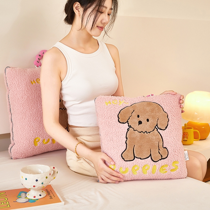 91家纺网 家纺一手货源 找家纺 伊可爱2025新款秋冬泰迪绒卡通贴布绣提手抱枕被-贝宝 贝宝-甜蜜粉