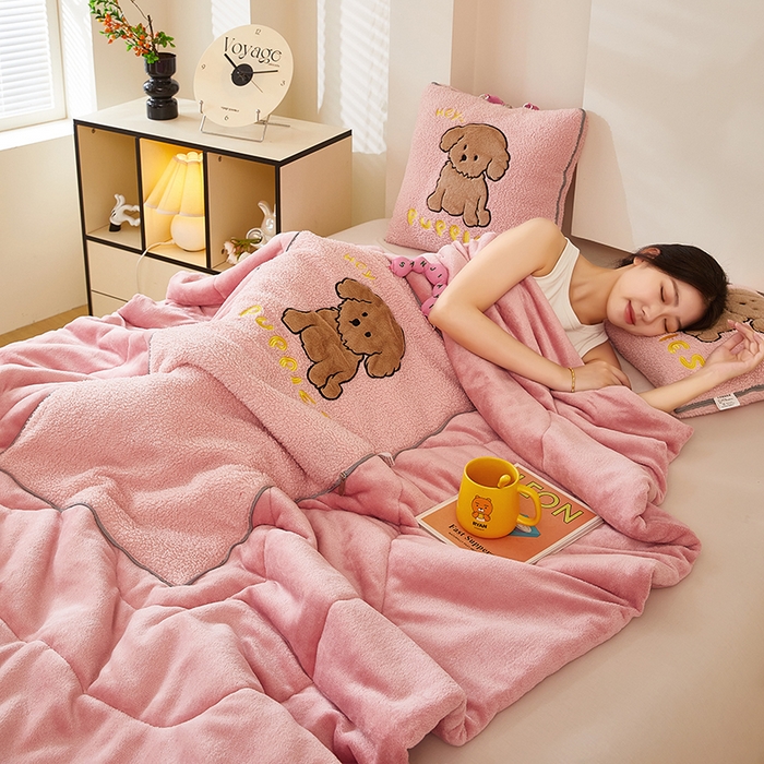 91家纺网 家纺一手货源 找家纺 伊可爱2025新款秋冬泰迪绒卡通贴布绣提手抱枕被-贝宝 贝宝-甜蜜粉