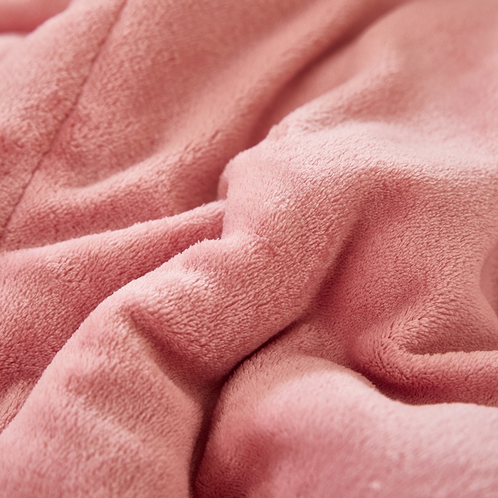 91家纺网 家纺一手货源 找家纺 伊可爱2025新款秋冬泰迪绒卡通贴布绣提手抱枕被-贝宝 贝宝-甜蜜粉