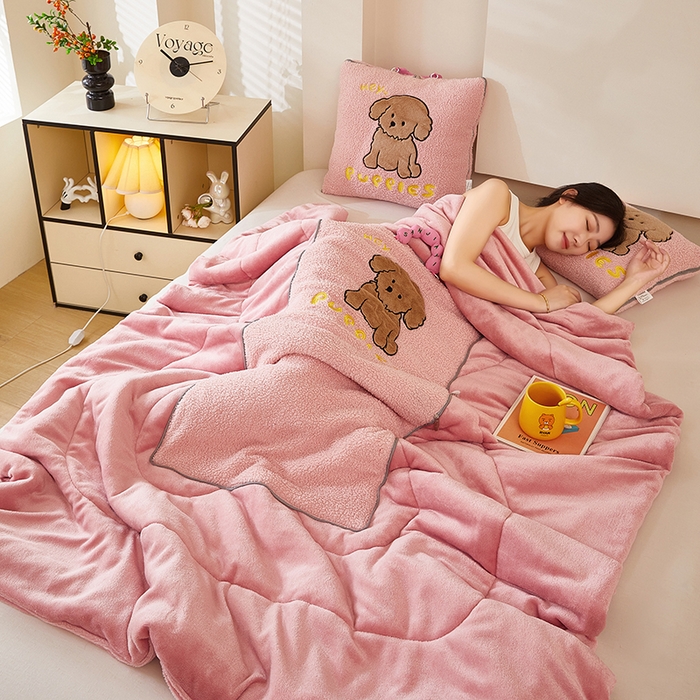 91家纺网 家纺一手货源 找家纺 伊可爱2025新款秋冬泰迪绒卡通贴布绣提手抱枕被-贝宝 贝宝-甜蜜粉