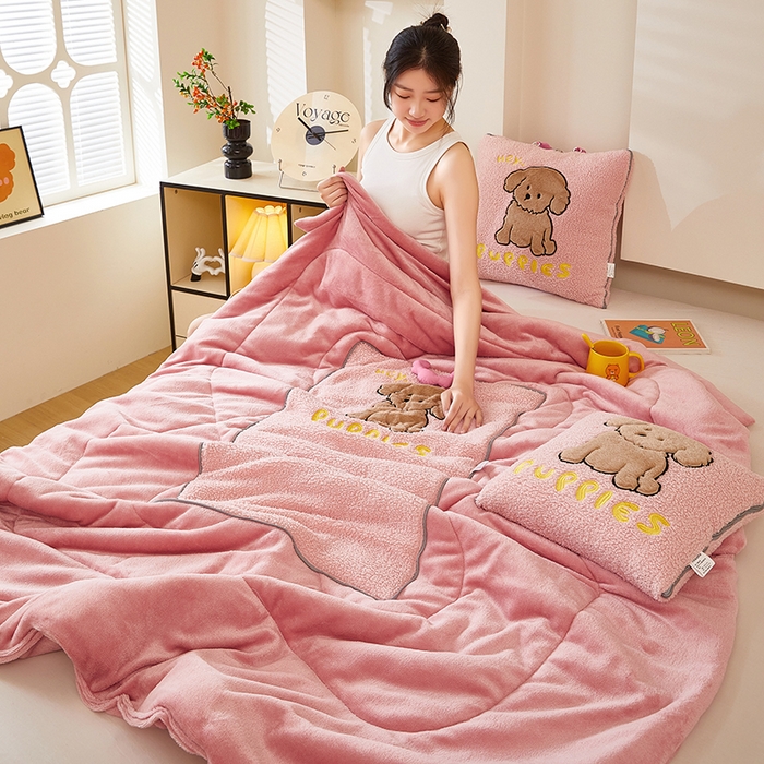 91家纺网 家纺一手货源 找家纺 伊可爱2025新款秋冬泰迪绒卡通贴布绣提手抱枕被-贝宝 贝宝-甜蜜粉