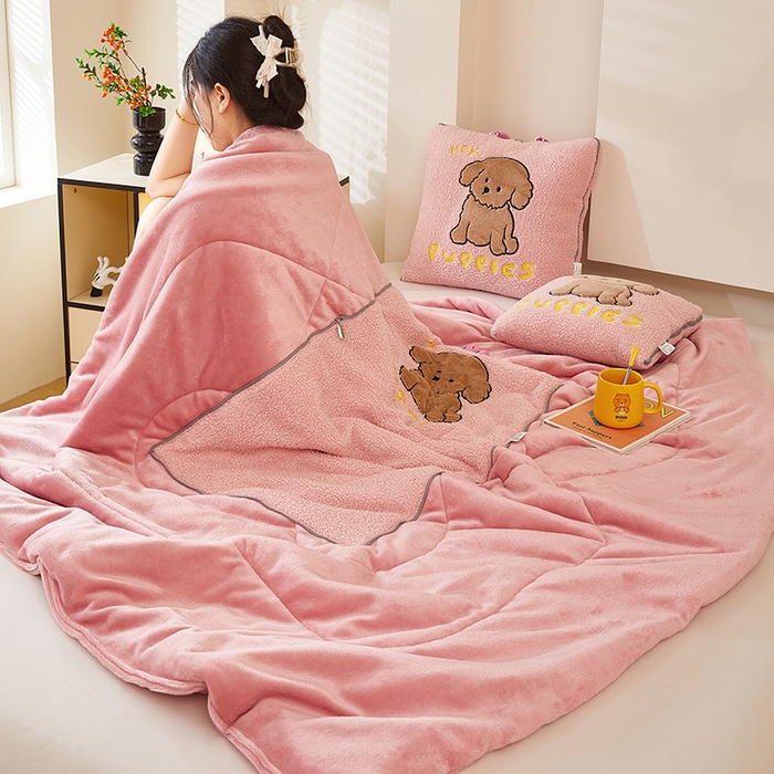 91家纺网 家纺一手货源 找家纺 伊可爱2025新款秋冬泰迪绒卡通贴布绣提手抱枕被-贝宝 贝宝-甜蜜粉