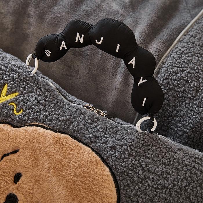 91家纺网 家纺一手货源 找家纺 伊可爱2025新款秋冬泰迪绒卡通贴布绣提手抱枕被-贝宝 贝宝-星河灰