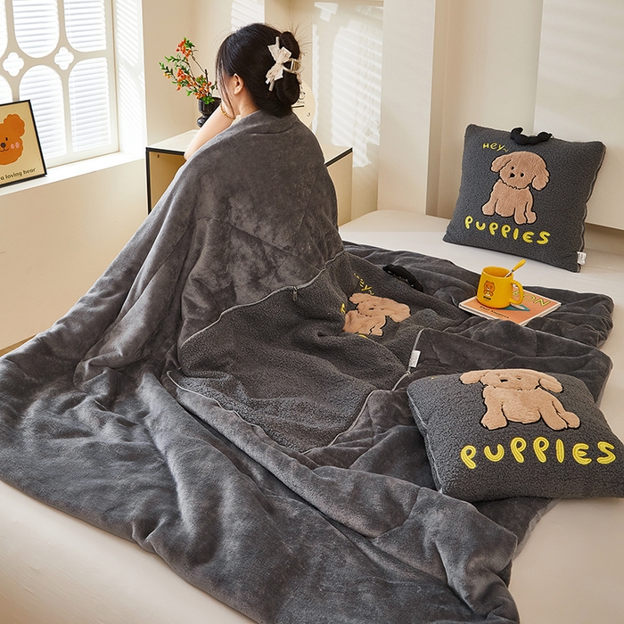 91家纺网 家纺一手货源 找家纺 伊可爱2025新款秋冬泰迪绒卡通贴布绣提手抱枕被-贝宝 贝宝-星河灰