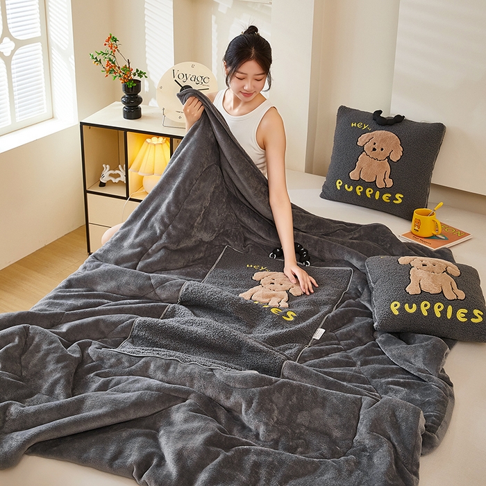 91家纺网 家纺一手货源 找家纺 伊可爱2025新款秋冬泰迪绒卡通贴布绣提手抱枕被-贝宝 贝宝-星河灰