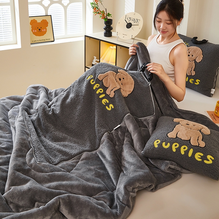 91家纺网 家纺一手货源 找家纺 伊可爱2025新款秋冬泰迪绒卡通贴布绣提手抱枕被-贝宝 贝宝-星河灰