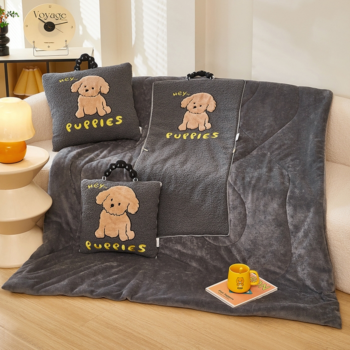 91家纺网 家纺一手货源 找家纺 伊可爱2025新款秋冬泰迪绒卡通贴布绣提手抱枕被-贝宝 贝宝-星河灰